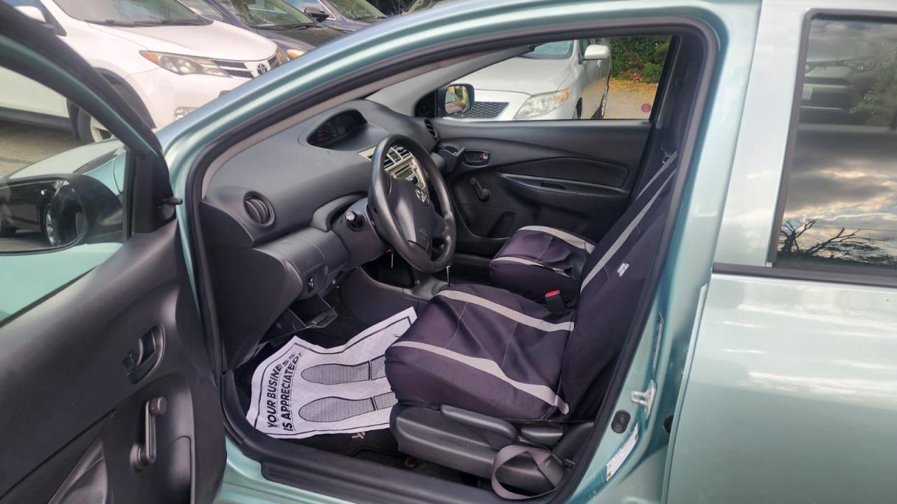 2010 Toyota Yaris  - Photo #9