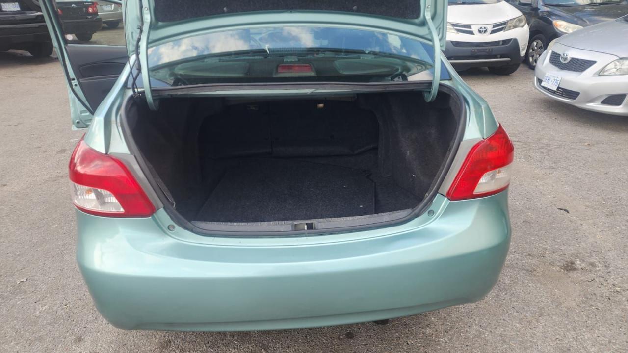 2010 Toyota Yaris  - Photo #11