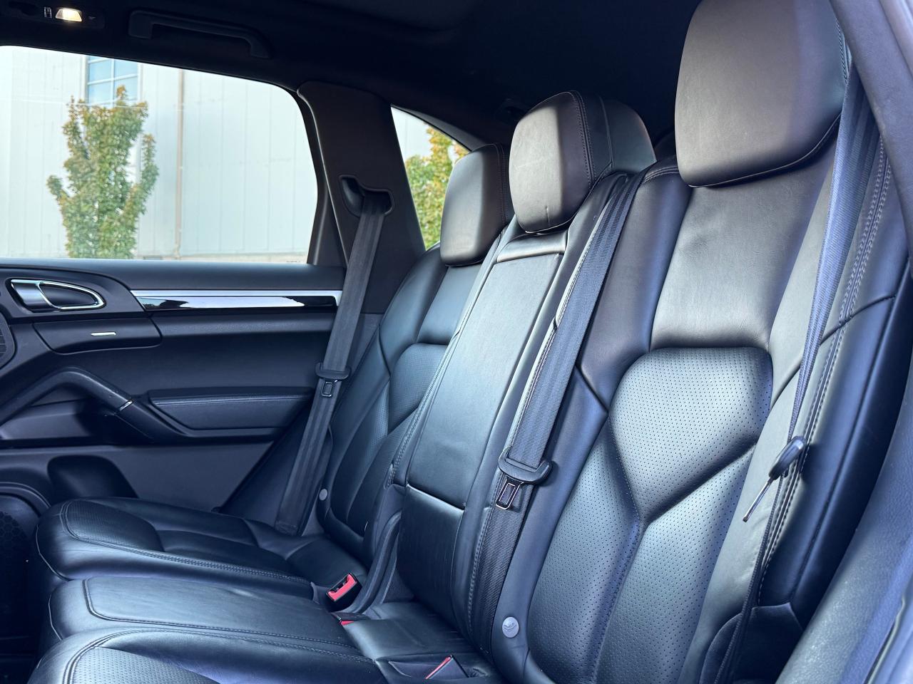 2016 Porsche Cayenne S **CLEAN CARFAX** - Photo #33