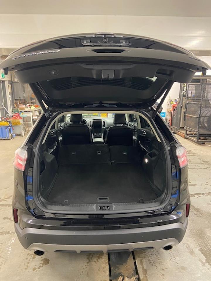 2022 Ford Edge Titanium Photo