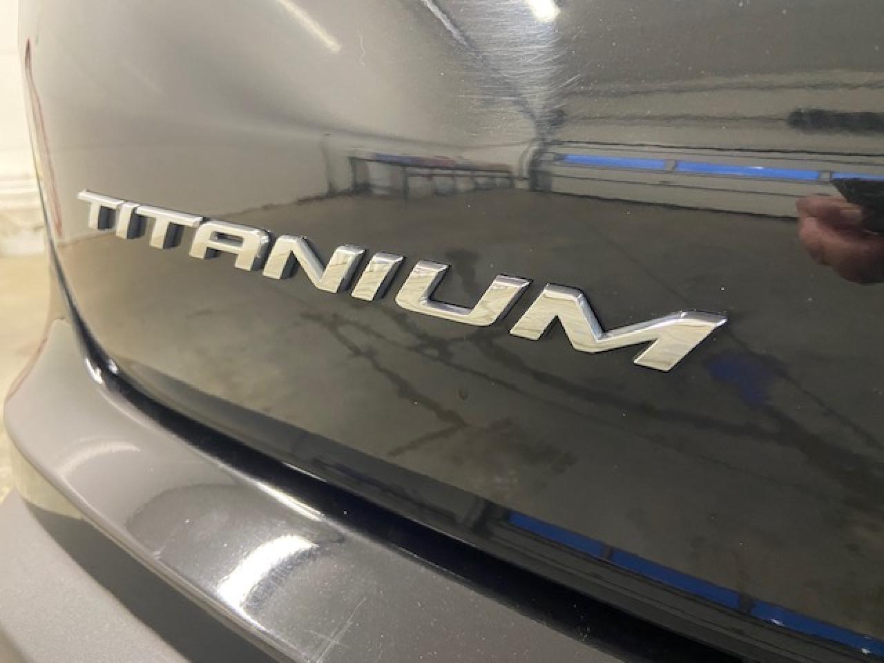 2022 Ford Edge Titanium Photo