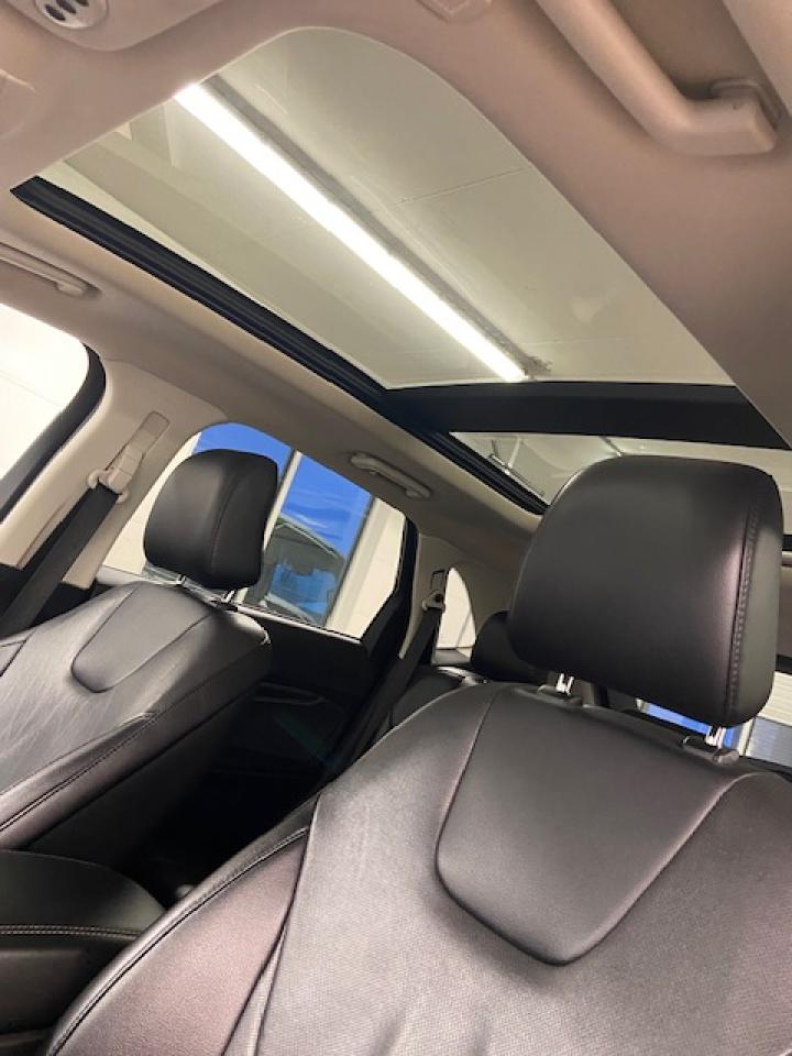 2022 Ford Edge Titanium Photo