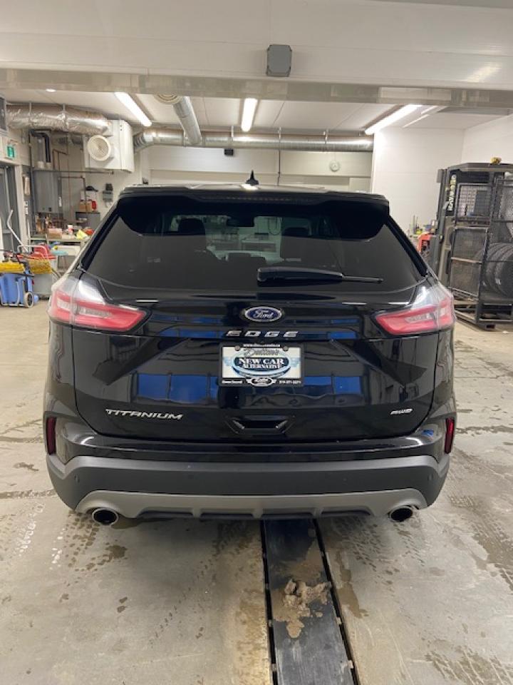 2022 Ford Edge Titanium Photo4