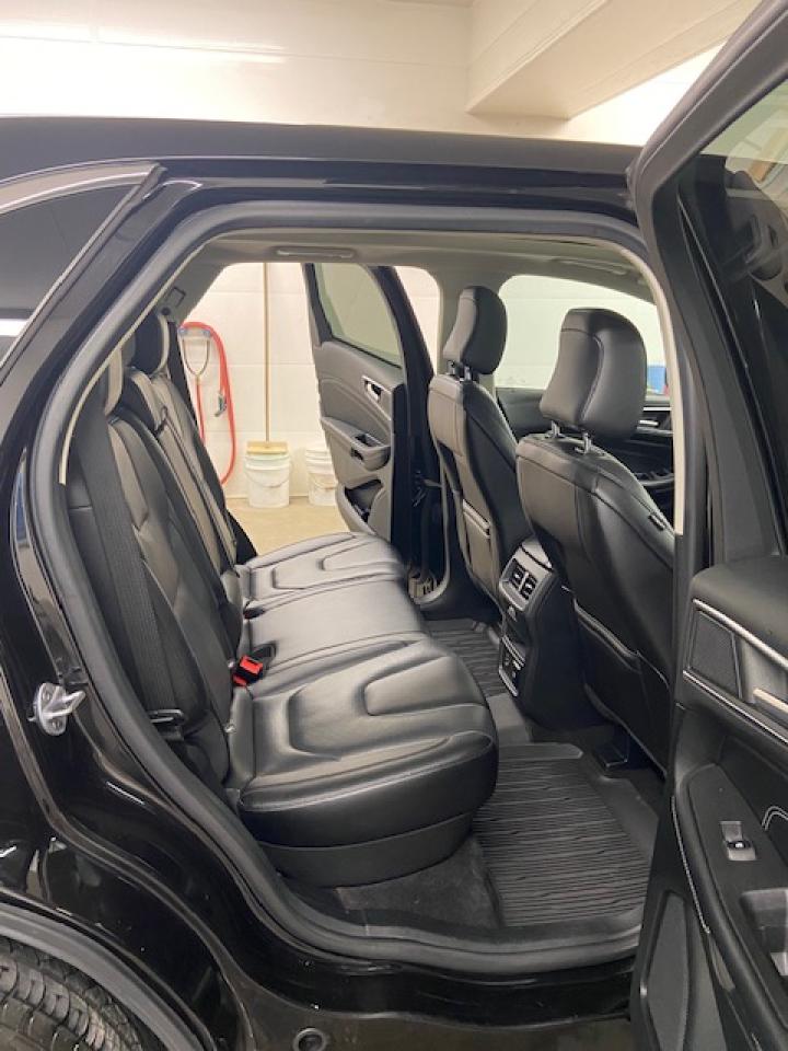 2022 Ford Edge Titanium Photo