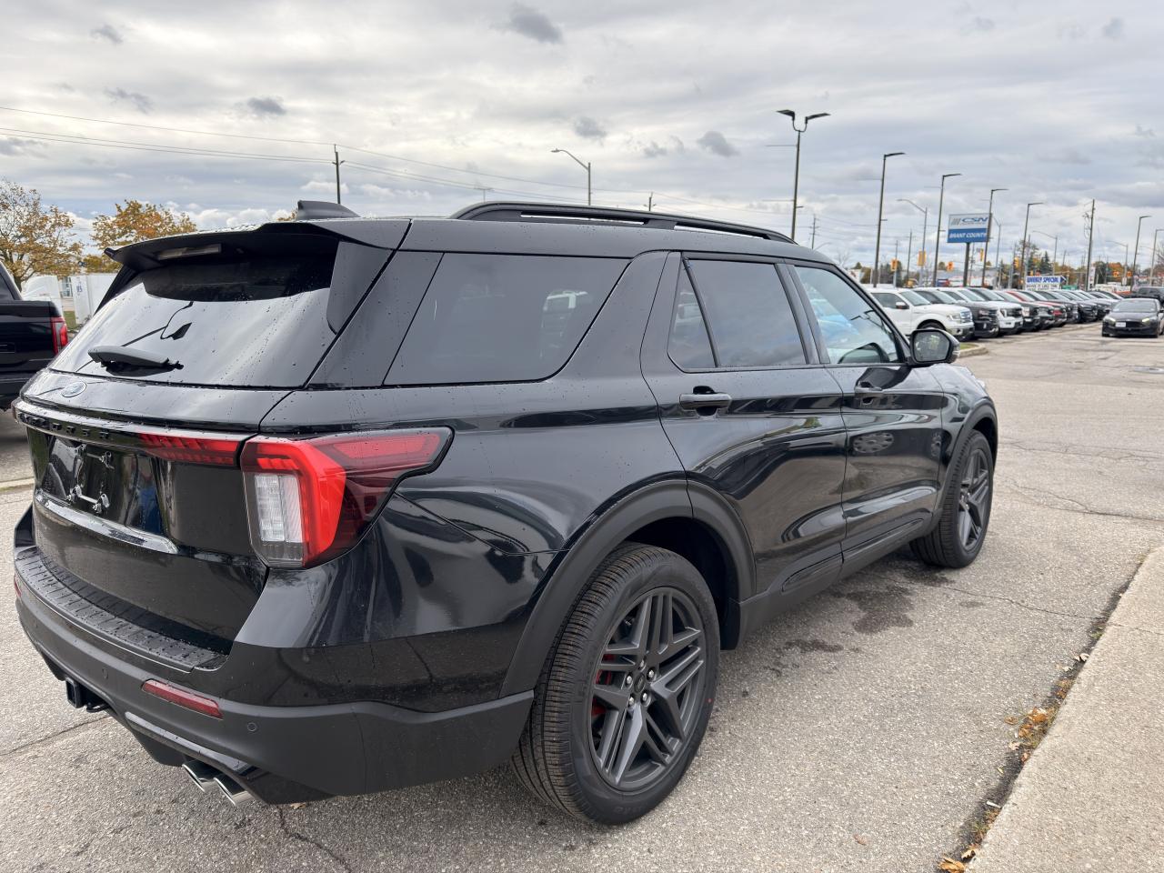 2026 Ford Explorer ST Photo4