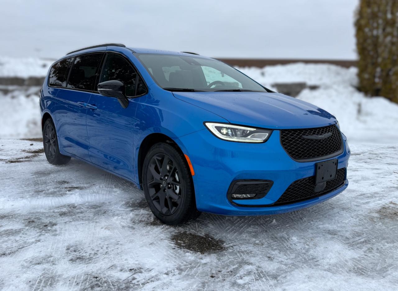 2026 Chrysler Pacifica Select FWD Photo2