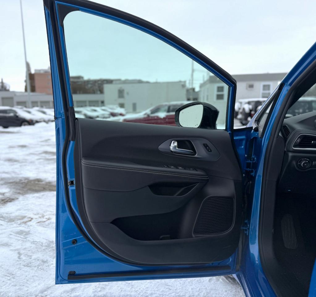 2026 Chrysler Pacifica Select FWD Photo