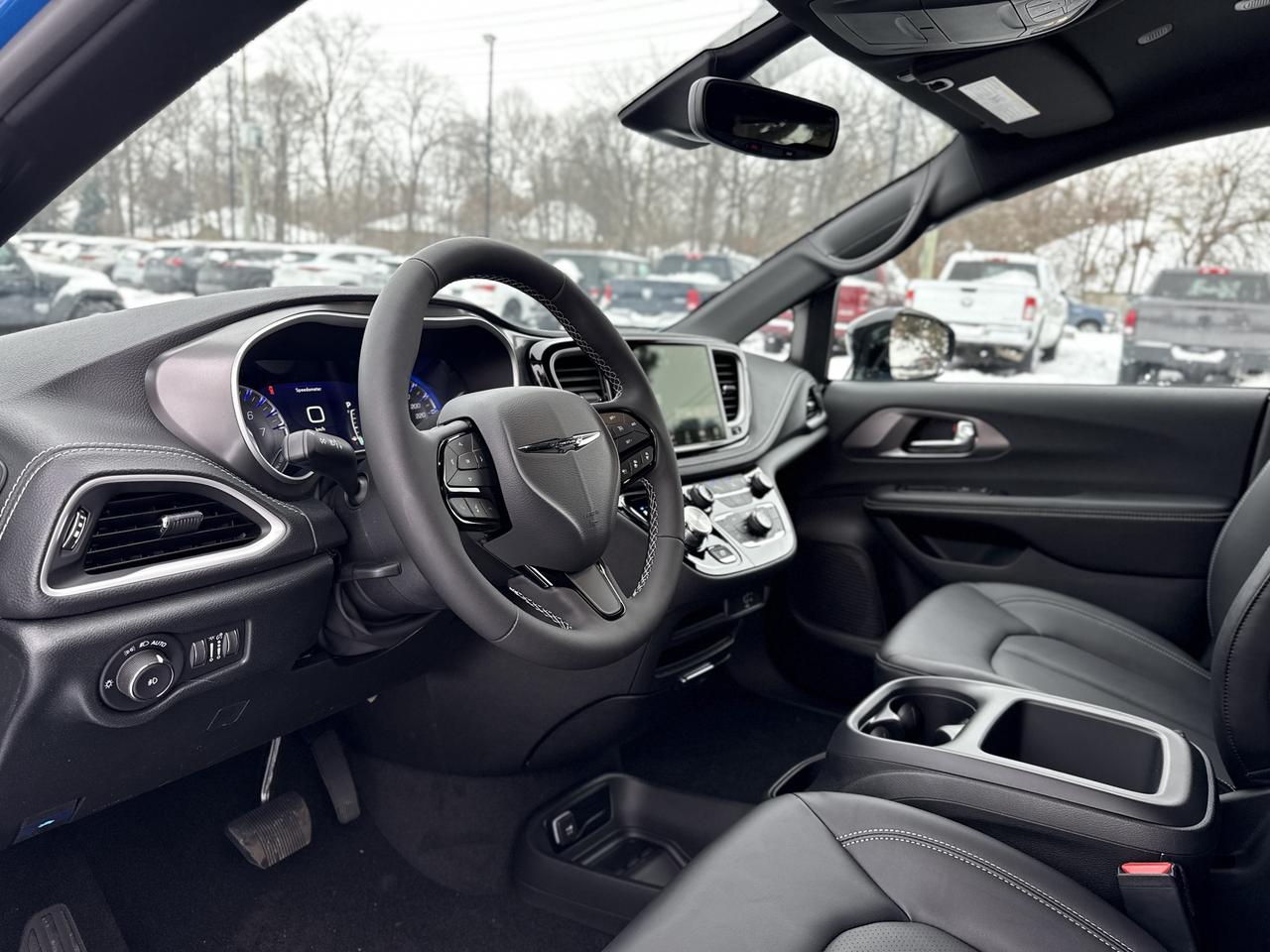 2026 Chrysler Pacifica Select FWD Photo