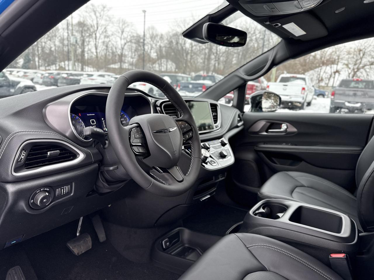 2026 Chrysler Pacifica Select FWD Photo