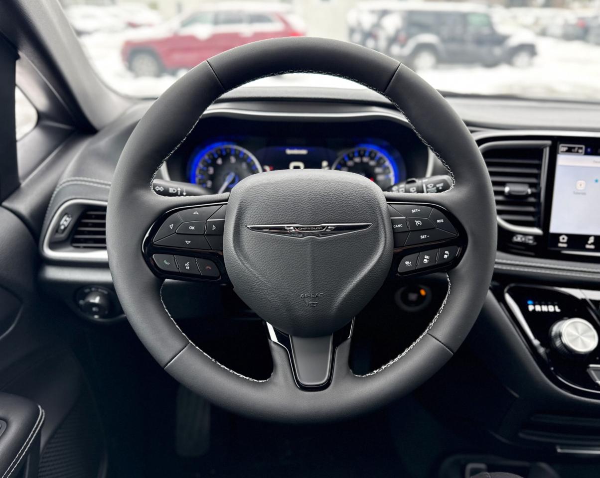 2026 Chrysler Pacifica Select FWD Photo