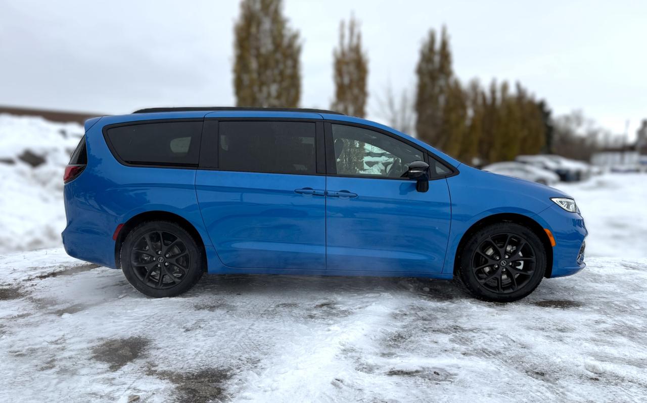 2026 Chrysler Pacifica Select FWD Photo3