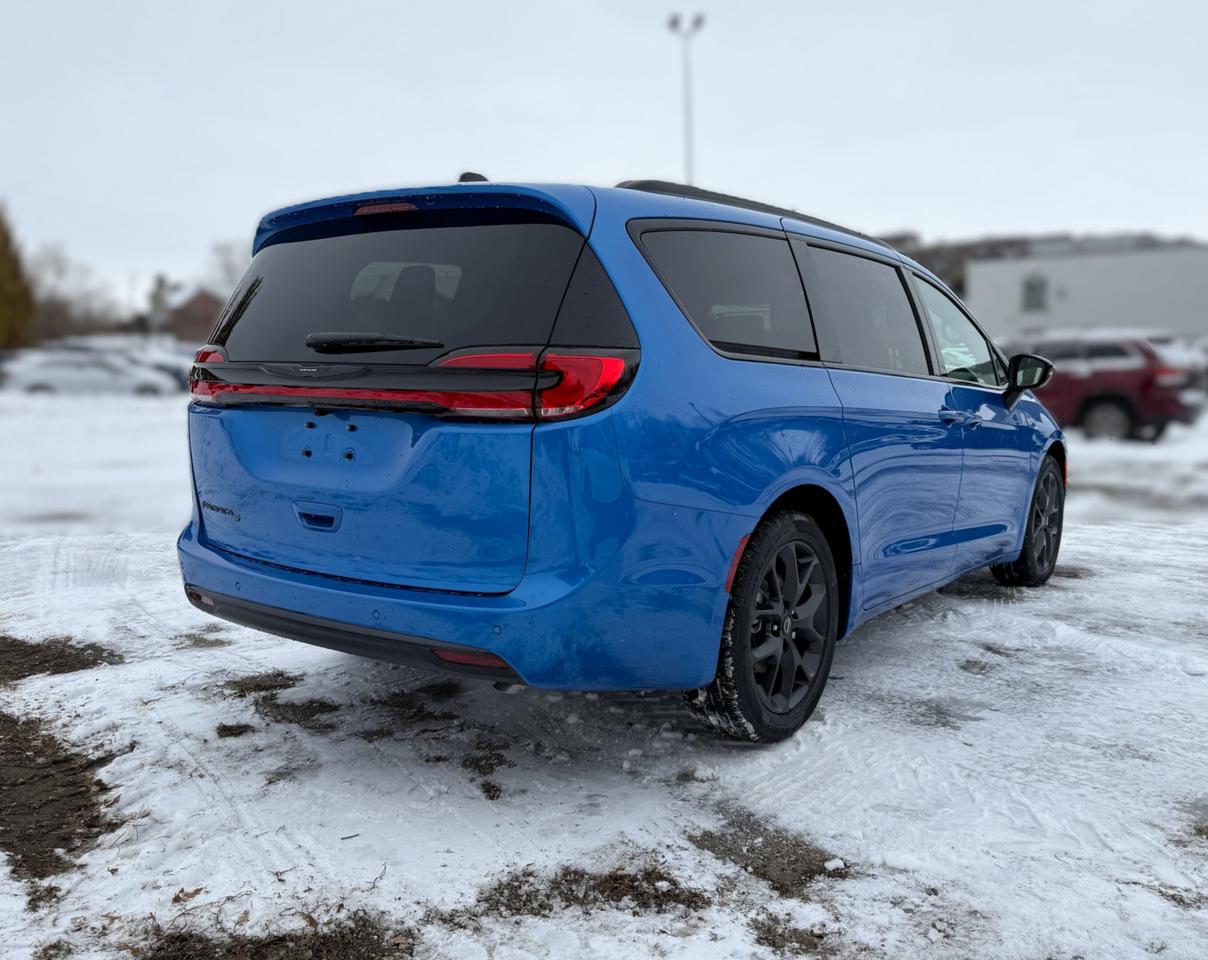 2026 Chrysler Pacifica Select FWD Photo4