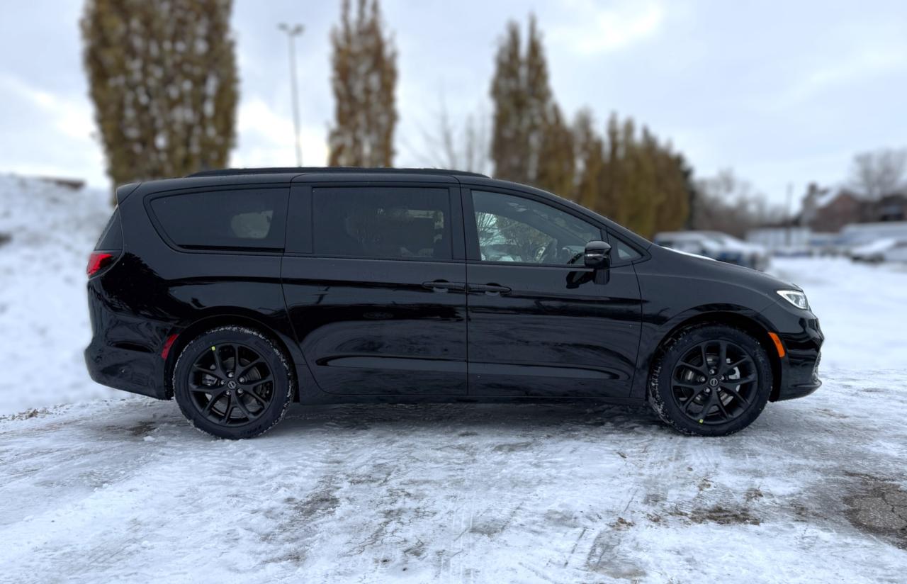 2026 Chrysler Pacifica Select FWD Photo3