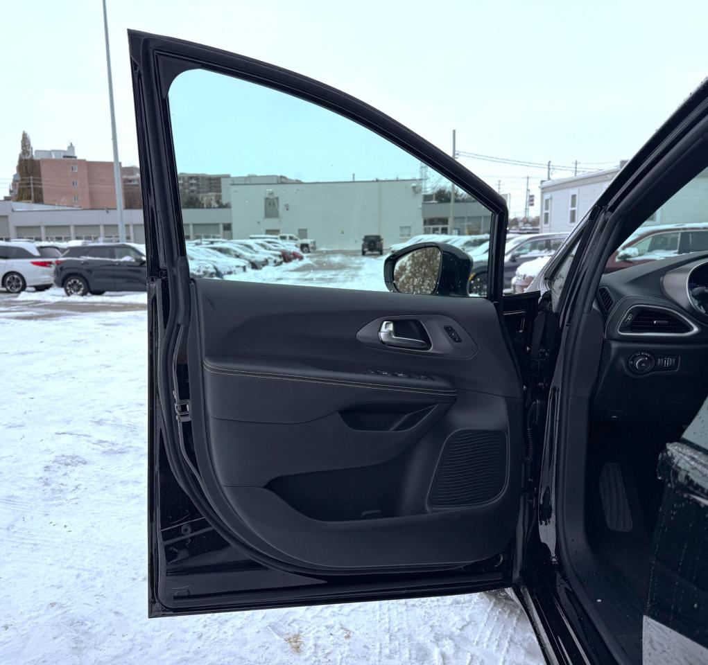 2026 Chrysler Pacifica Select FWD Photo