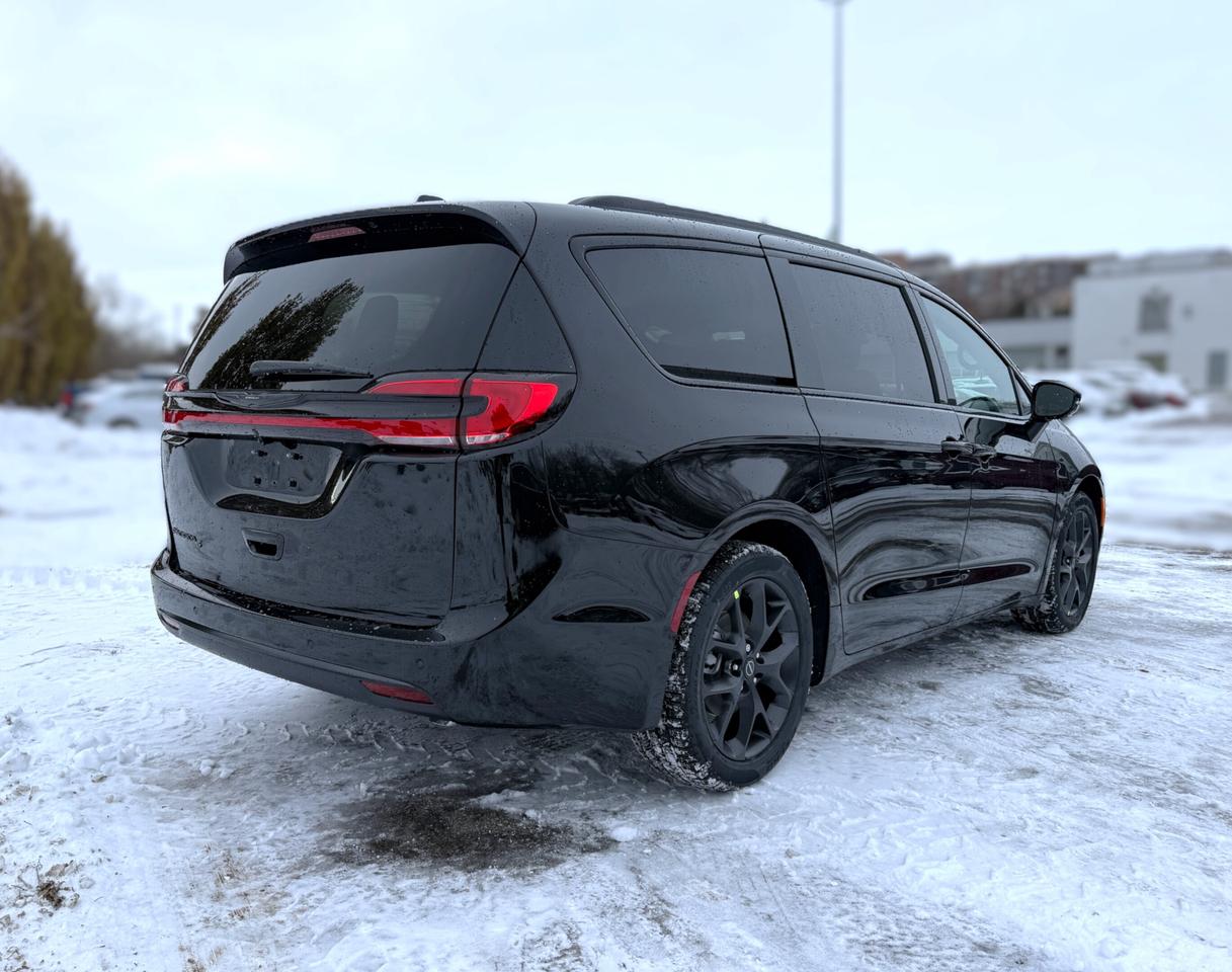 2026 Chrysler Pacifica Select FWD Photo4