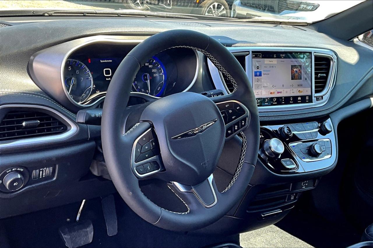 2026 Chrysler Pacifica SELECT | U-Connect Theater | Sunroof 100TH ANN ED Photo