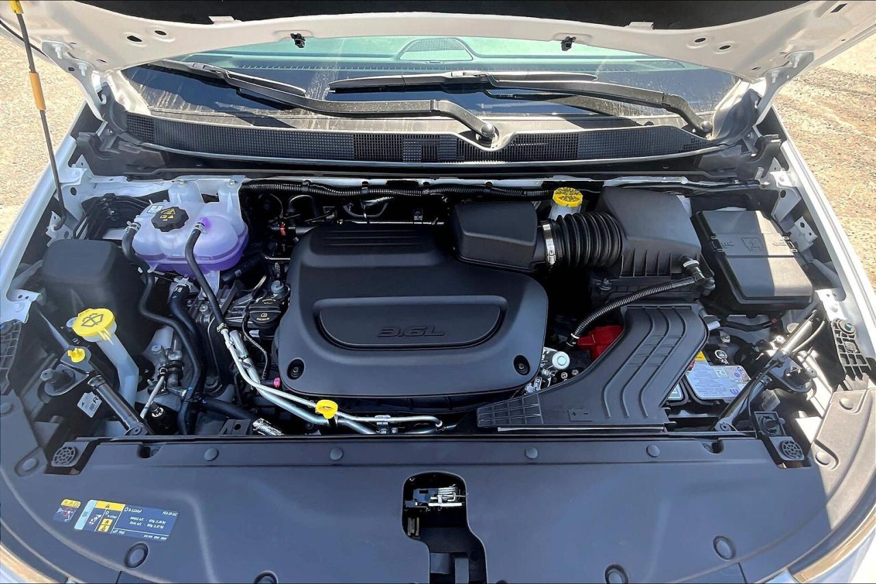 2026 Chrysler Pacifica SELECT | U-Connect Theater | Sunroof 100TH ANN ED Photo