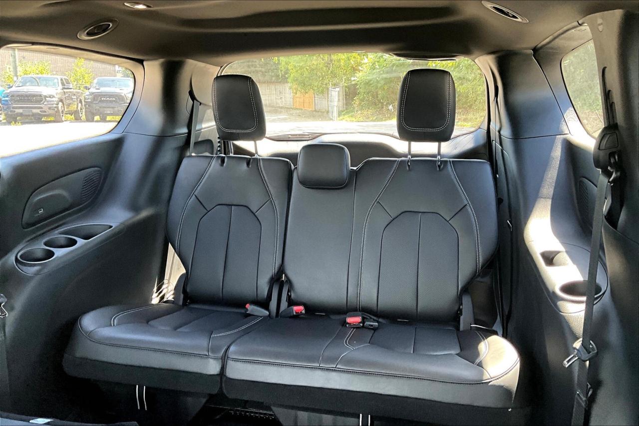 2026 Chrysler Pacifica SELECT | U-Connect Theater | Sunroof 100TH ANN ED Photo