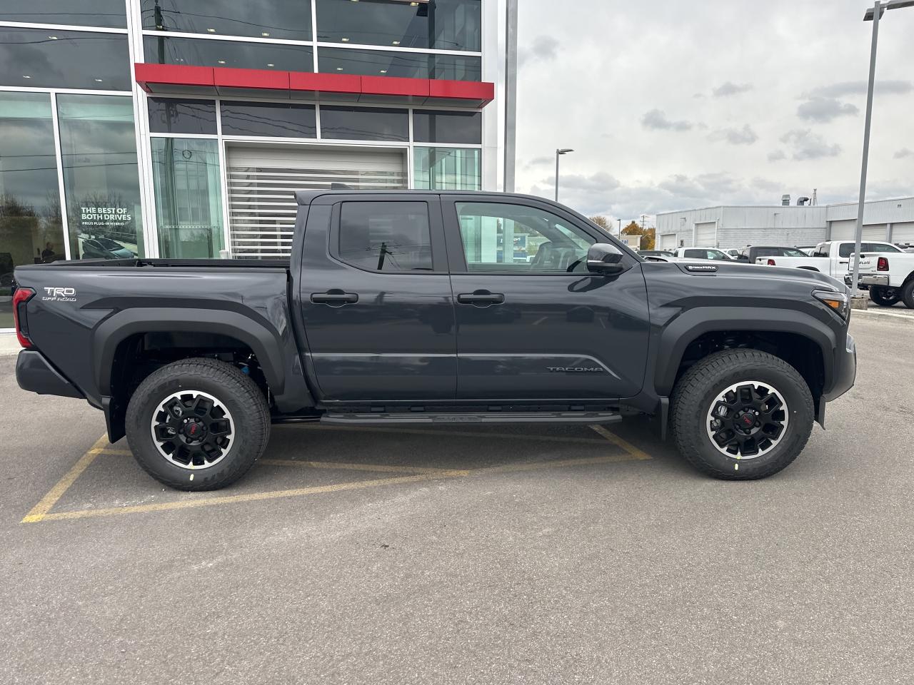 2025 Toyota Tacoma Hybrid Photo3