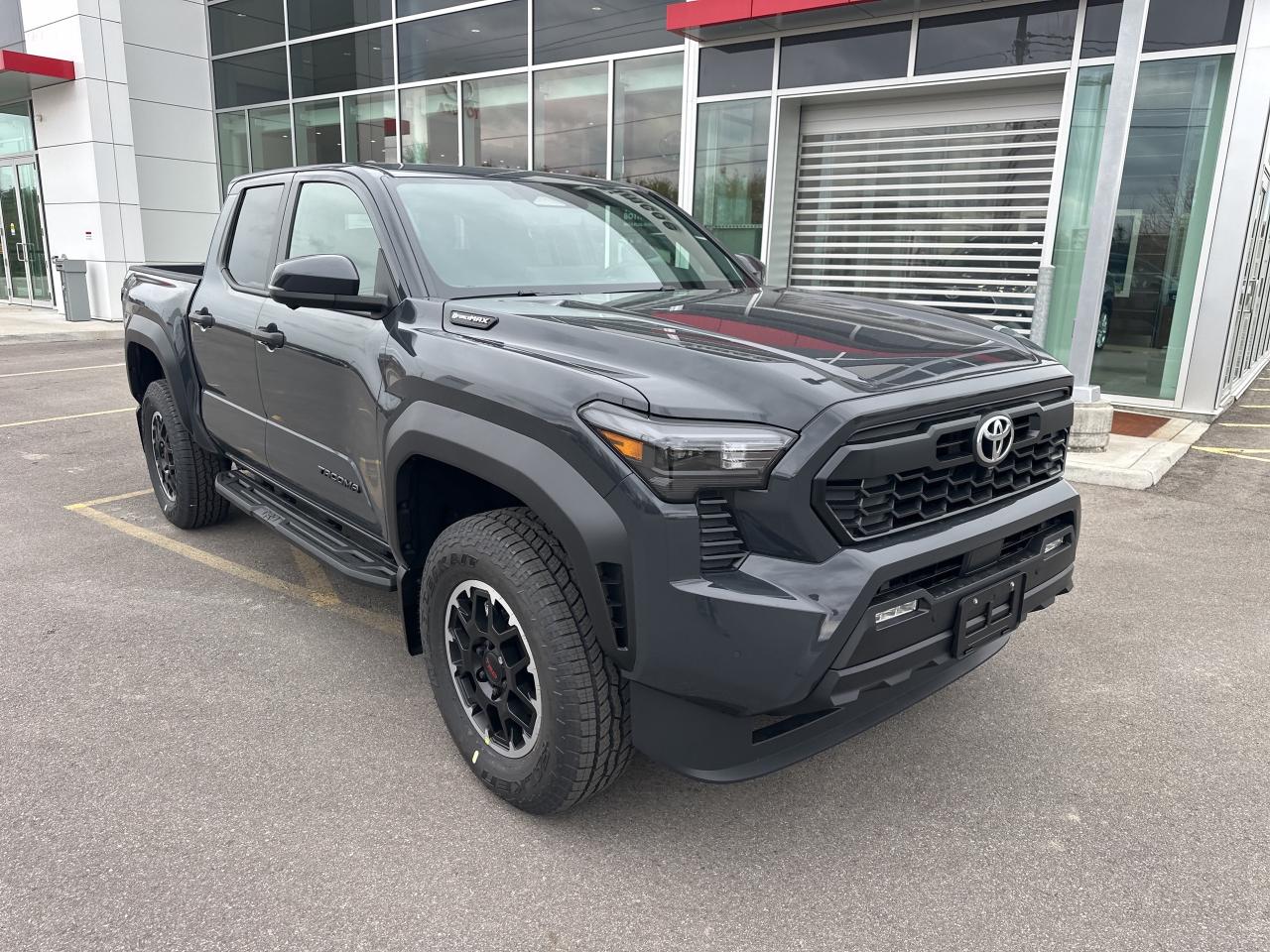 2025 Toyota Tacoma Hybrid Photo2