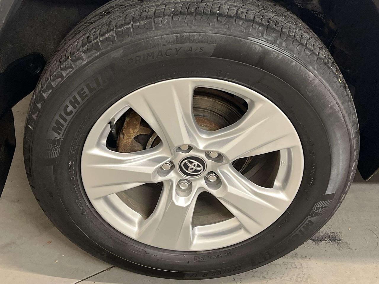 2019 Toyota RAV4 XLE AWD | ONLY 71,000KMS | SUNROOF | HTD SEATS Photo