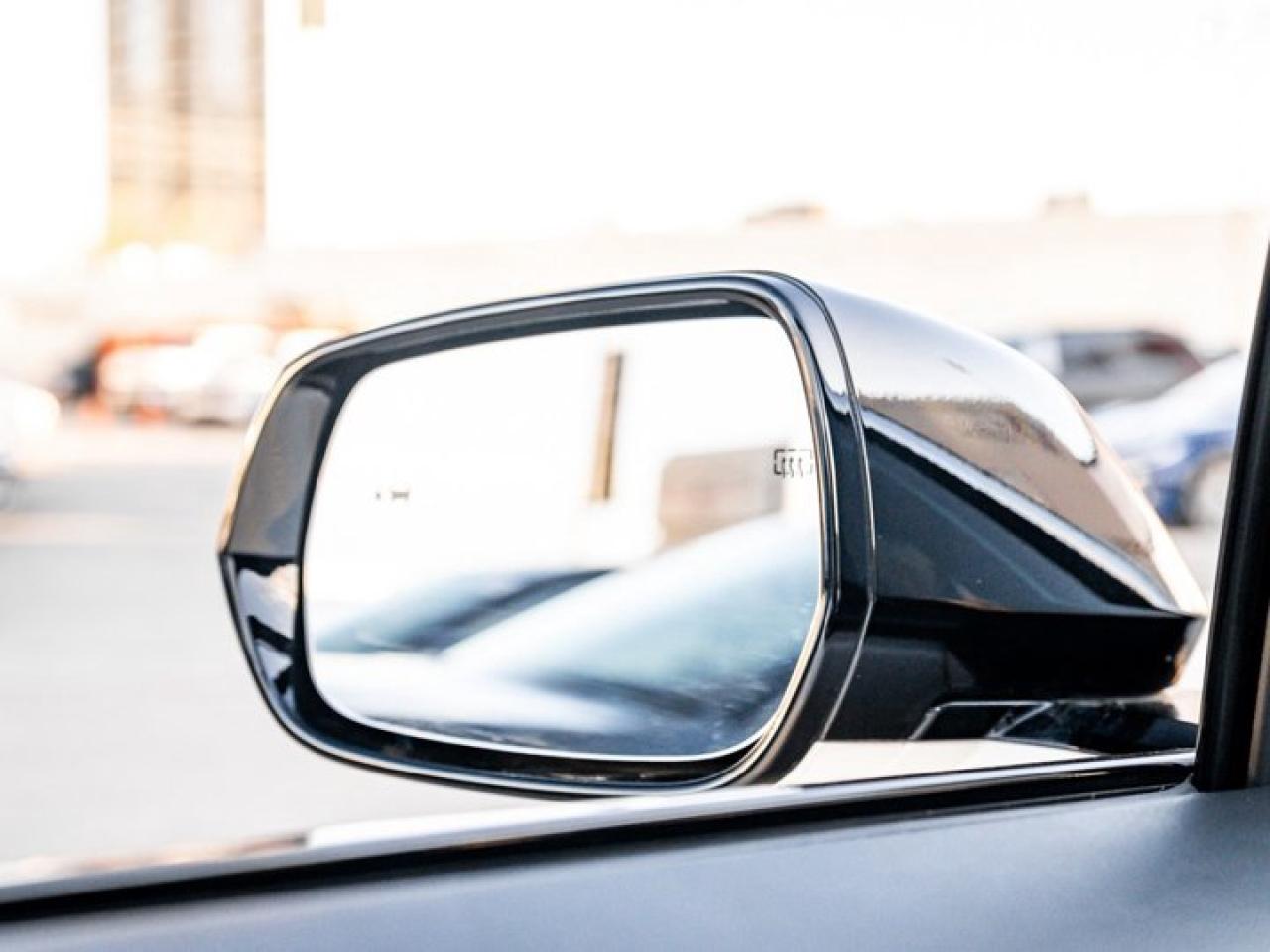 2024 Cadillac LYRIQ Tech Panoroof Heated Seats Navi Apple CarPlay Android Auto Remote Start Photo