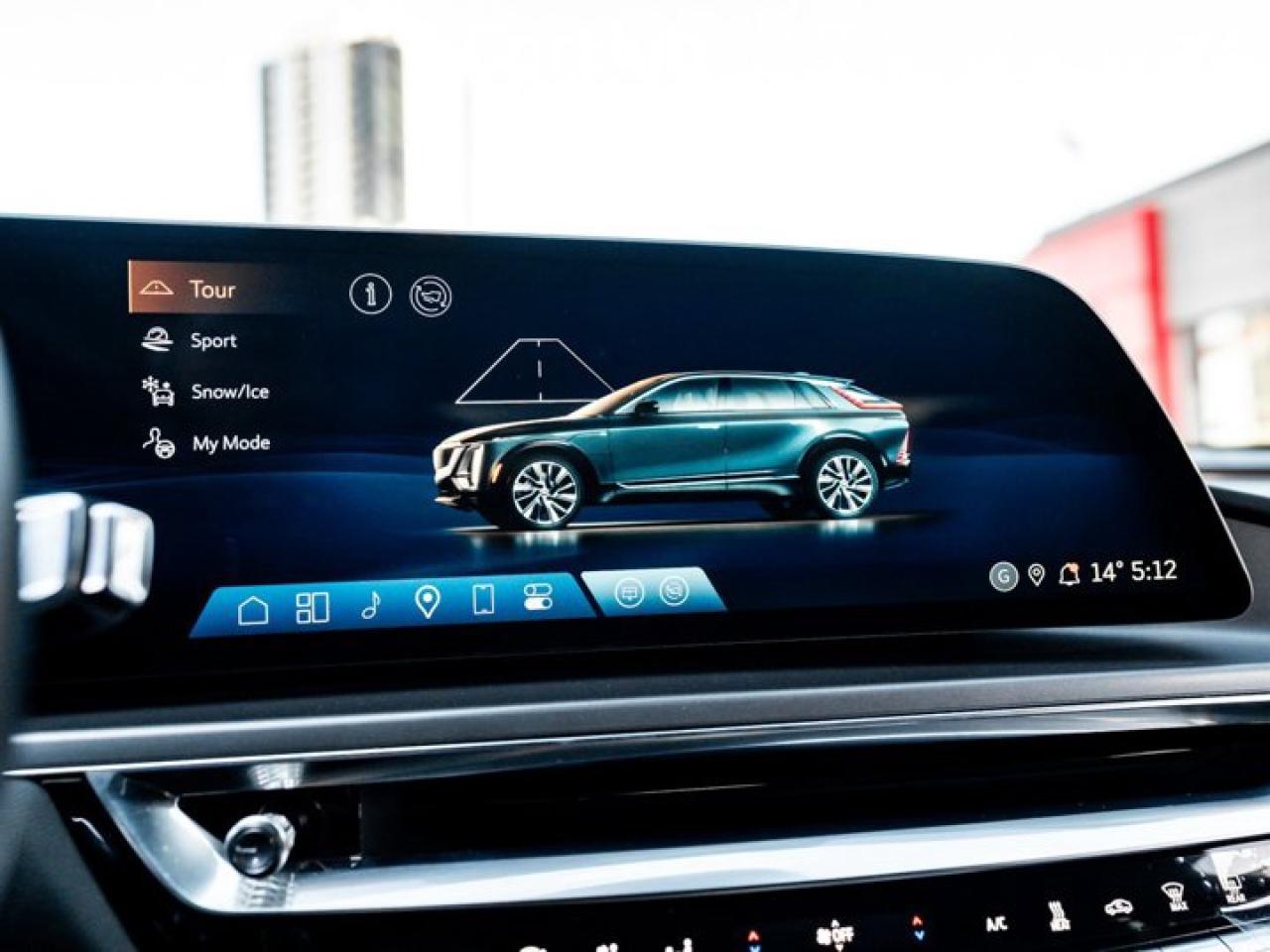 2024 Cadillac LYRIQ Tech Panoroof Heated Seats Navi Apple CarPlay Android Auto Remote Start Photo