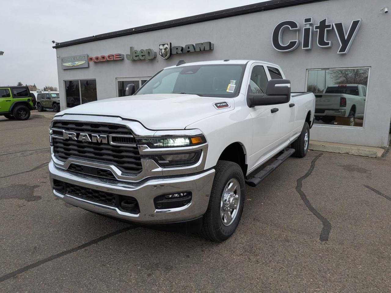 2026 RAM 3500 Tradesman 4x4 Crew Cab 8' Box Photo2