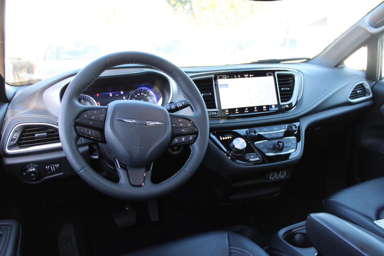 2023 Chrysler Pacifica Touring L FWD - Photo #6