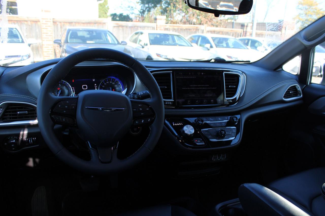 2023 Chrysler Pacifica Touring L FWD - Photo #8