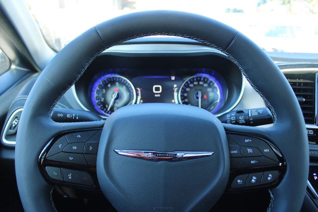 2023 Chrysler Pacifica Touring L FWD - Photo #9
