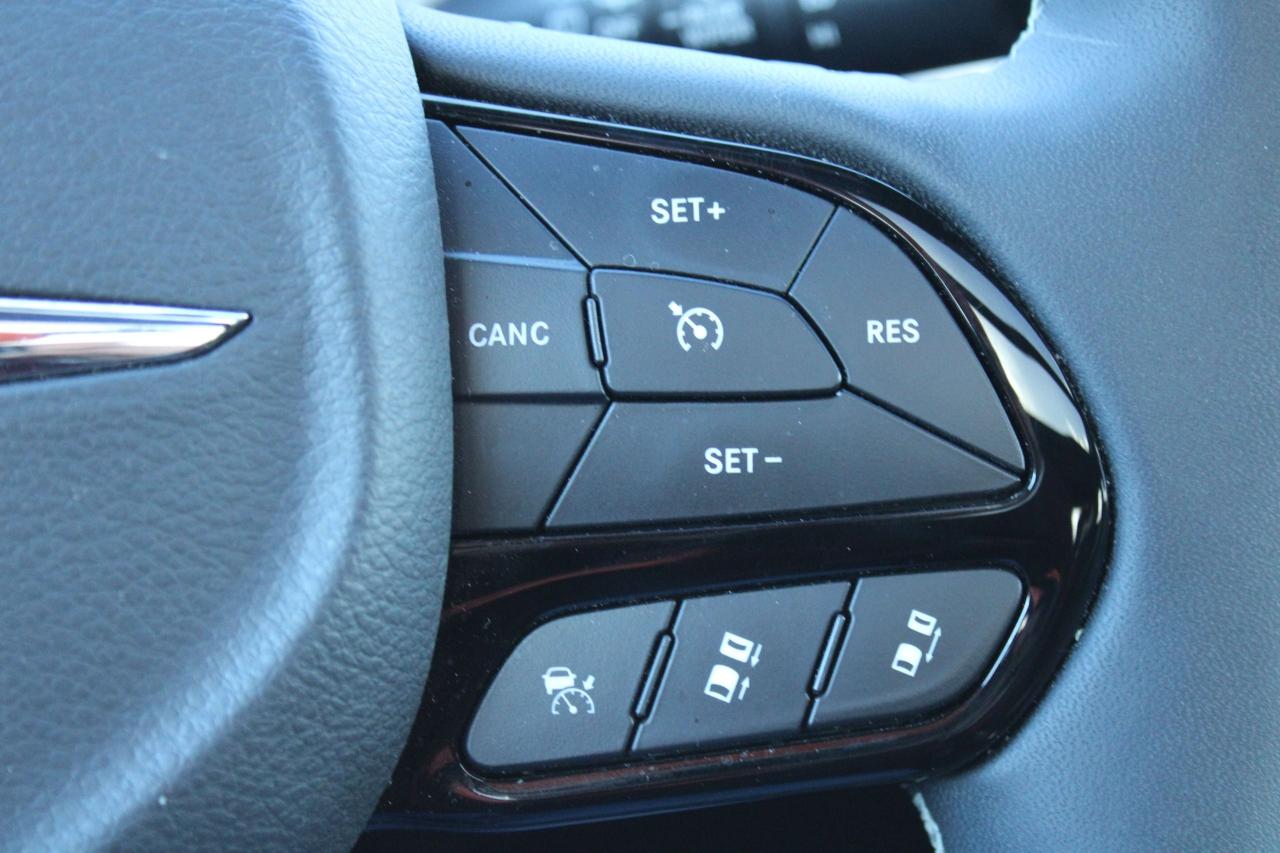 2023 Chrysler Pacifica Touring L FWD - Photo #11