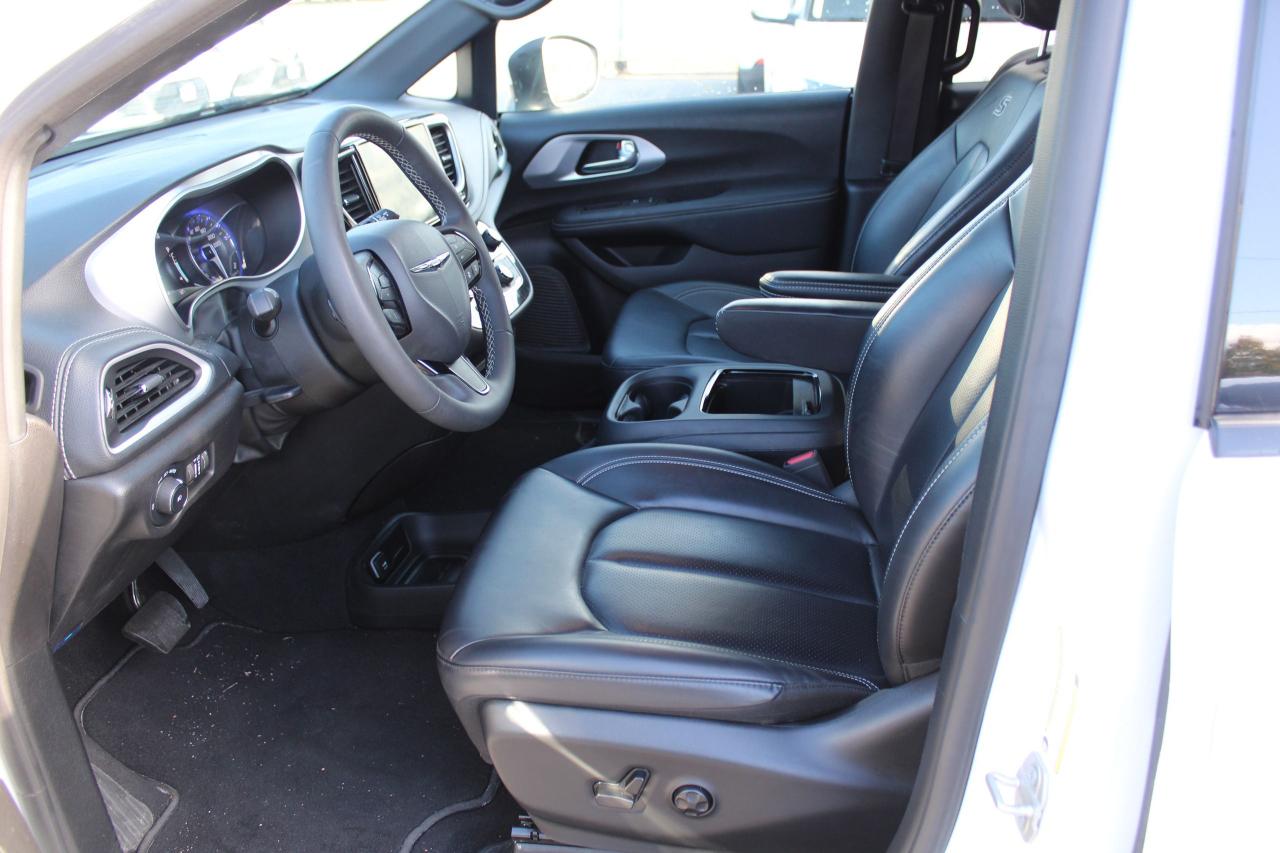 2023 Chrysler Pacifica Touring L FWD - Photo #16