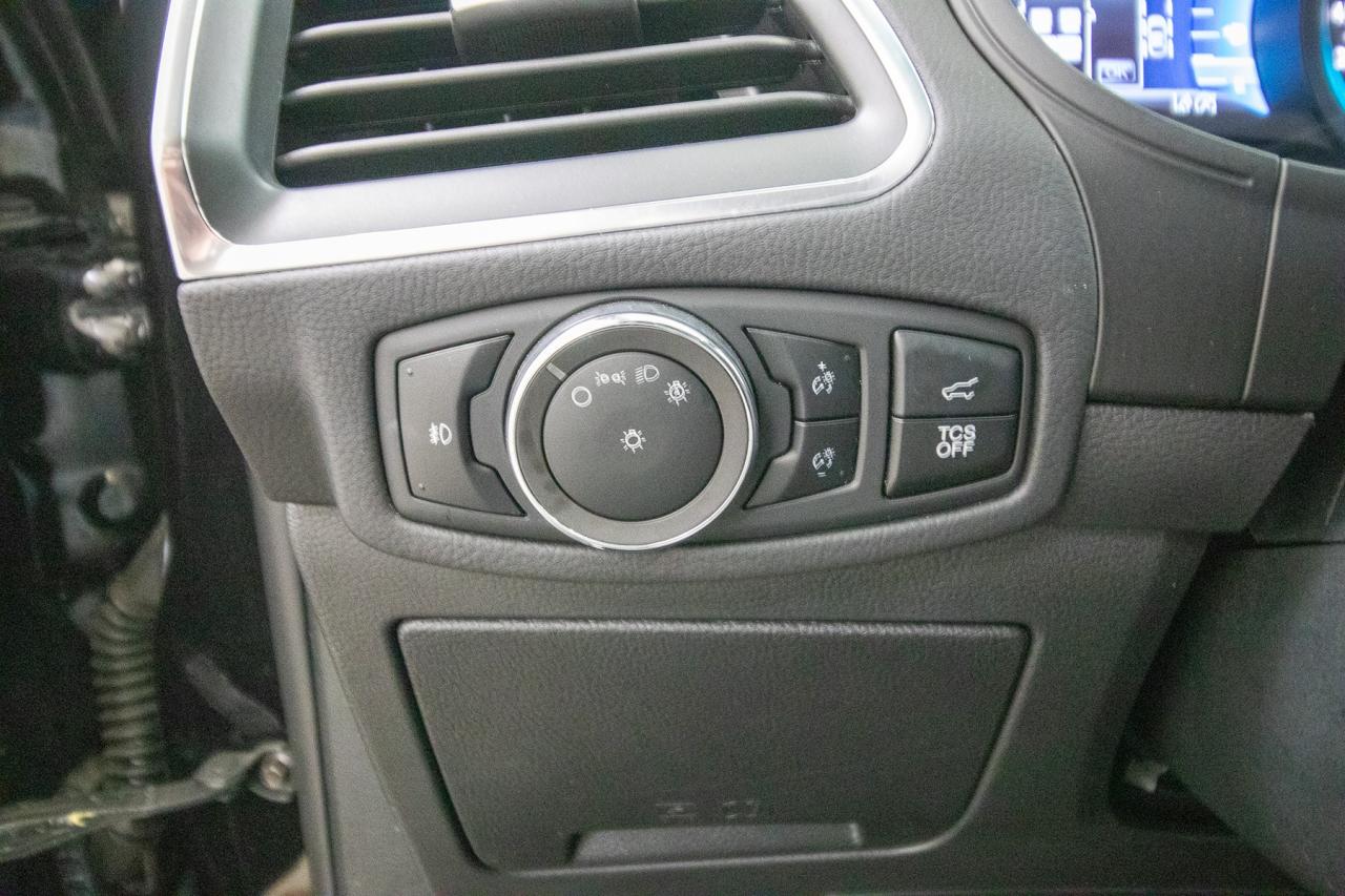 2024 Ford Edge Titanium AWD Photo5