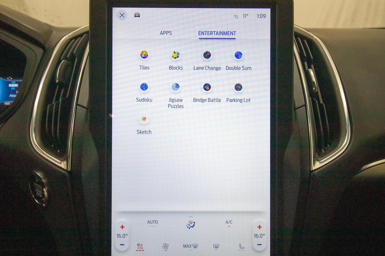 2024 Ford Edge Titanium AWD Photo5