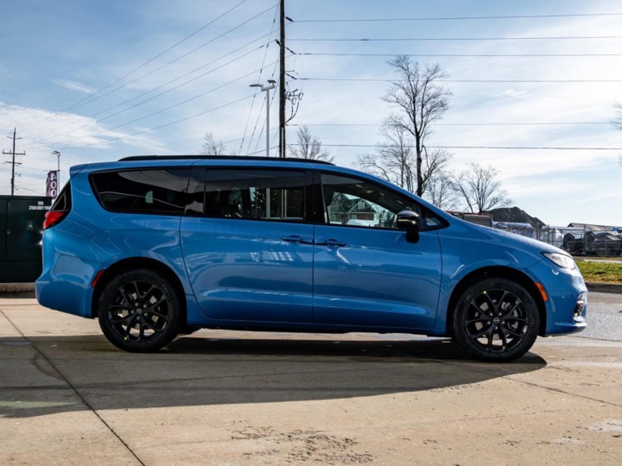 2026 Chrysler Pacifica Select Photo