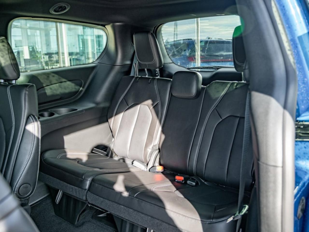 2026 Chrysler Pacifica Select Photo