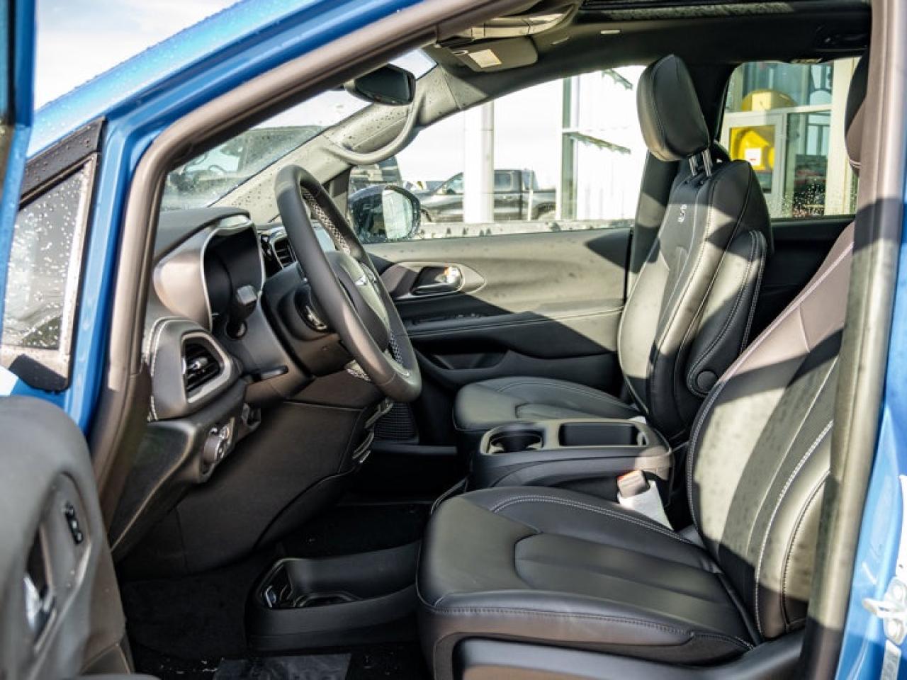 2026 Chrysler Pacifica Select Photo