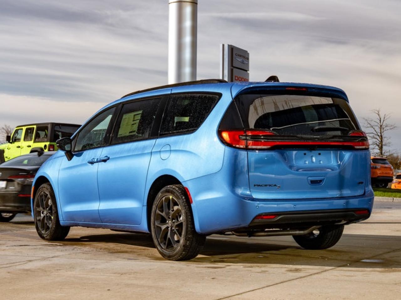 2026 Chrysler Pacifica Select Photo4