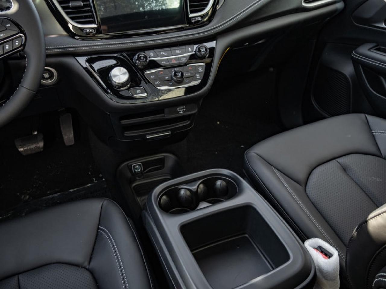 2026 Chrysler Pacifica Select Photo