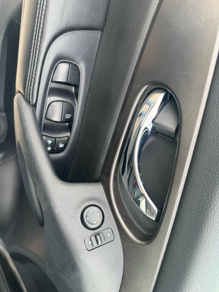 2014 Nissan Rogue S Photo