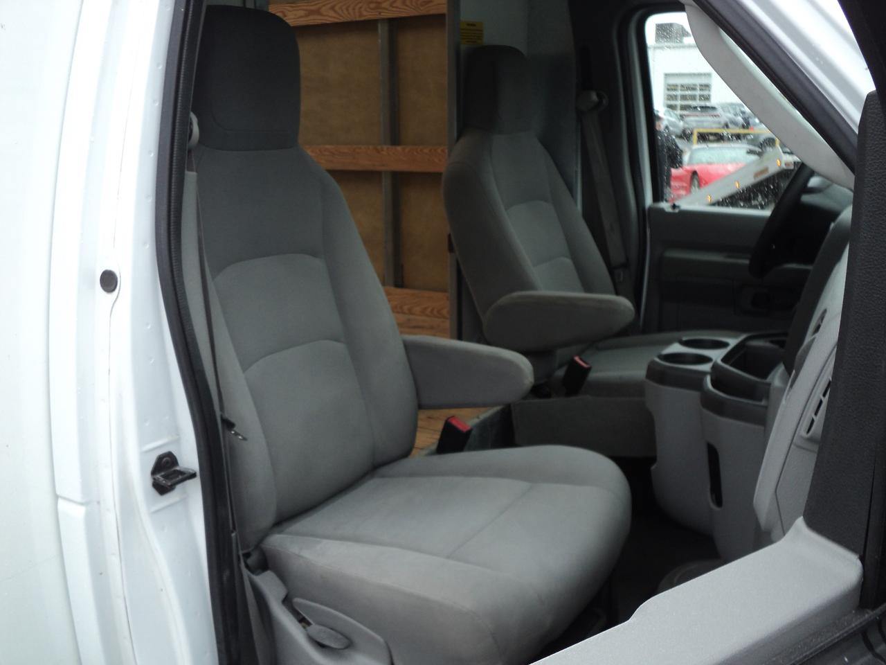 2024 Ford E-Series Cutaway E-450 CubeVan 7.3L8cylGas DRW 176"WB 2500lbs Lift - Photo #13