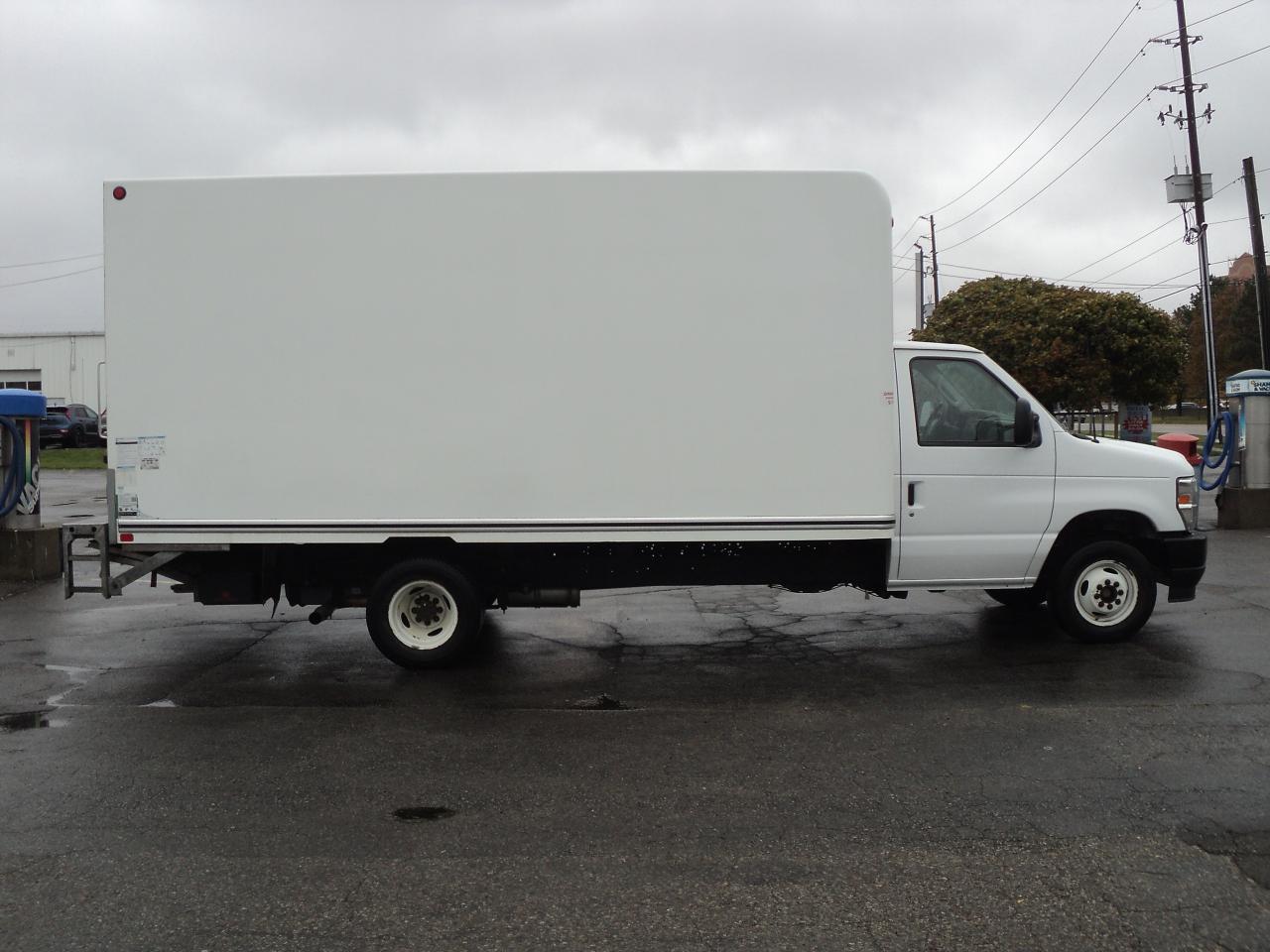 2024 Ford E-Series Cutaway E-450 CubeVan 7.3L8cylGas DRW 176"WB 2500lbs Lift Photo3