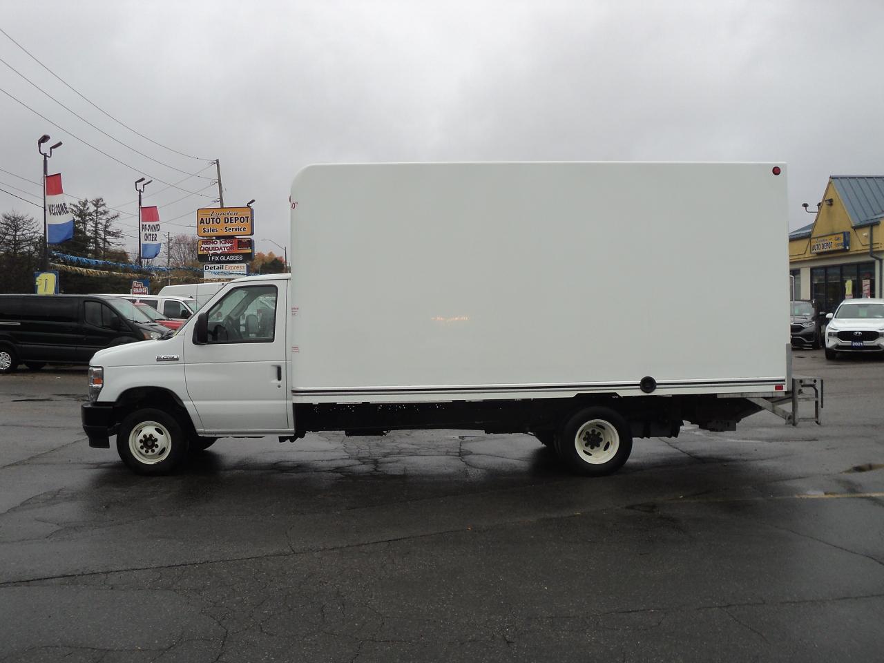 2024 Ford E-Series Cutaway E-450 CubeVan 7.3L8cylGas DRW 176"WB 2500lbs Lift Photo4
