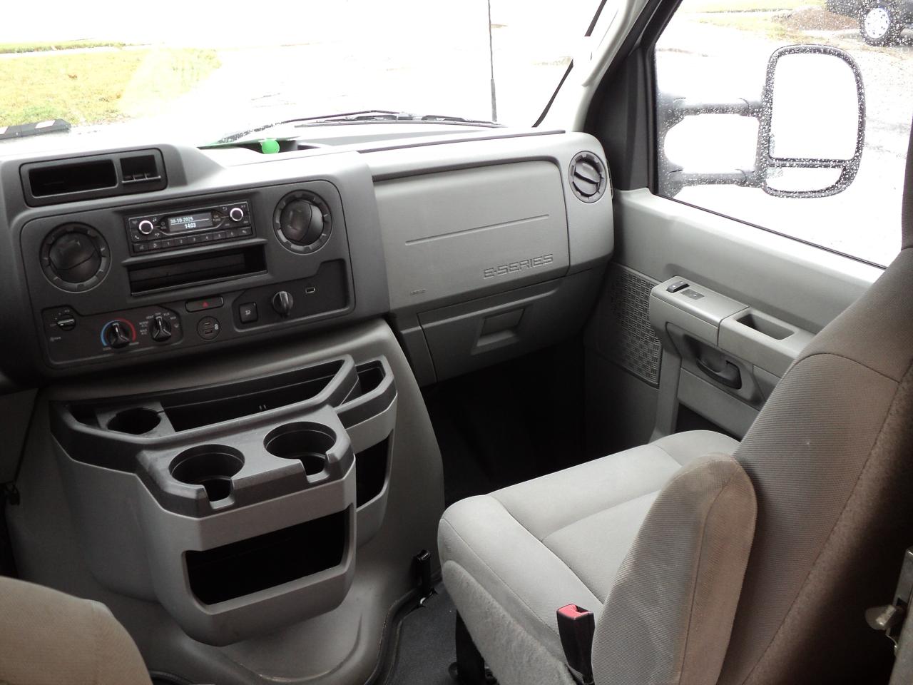 2024 Ford E-Series Cutaway E-450 CubeVan 7.3L8cylGas DRW 176"WB 2500lbs Lift - Photo #17