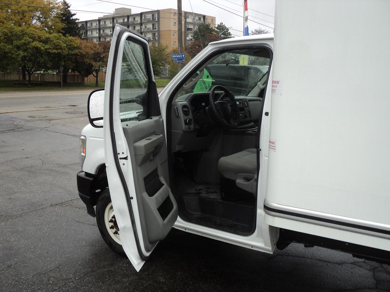 2024 Ford E-Series Cutaway E-450 CubeVan 7.3L8cylGas DRW 176"WB 2500lbs Lift - Photo #10