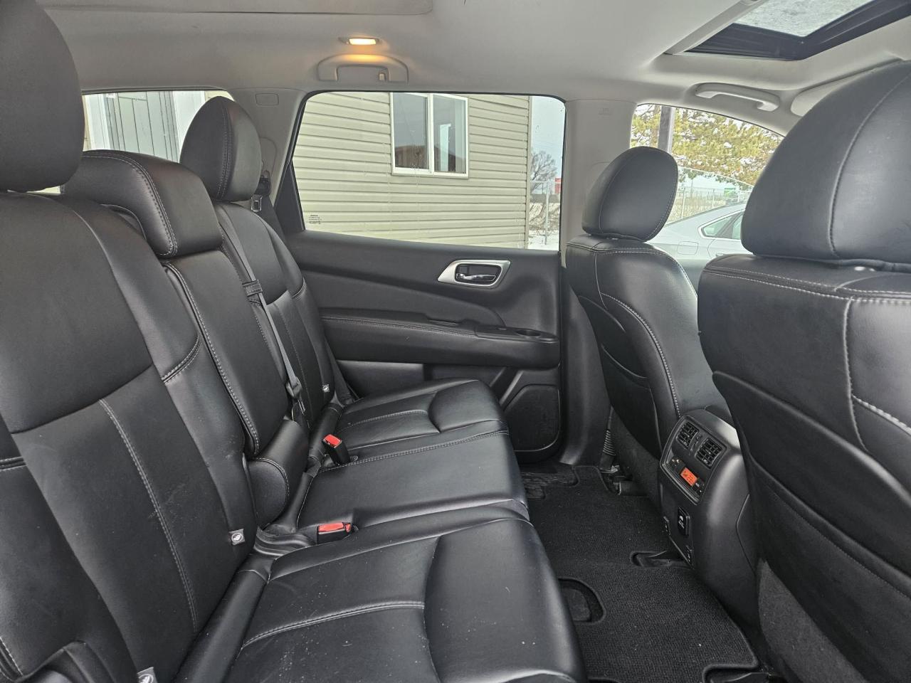 2015 Nissan Pathfinder SV Photo