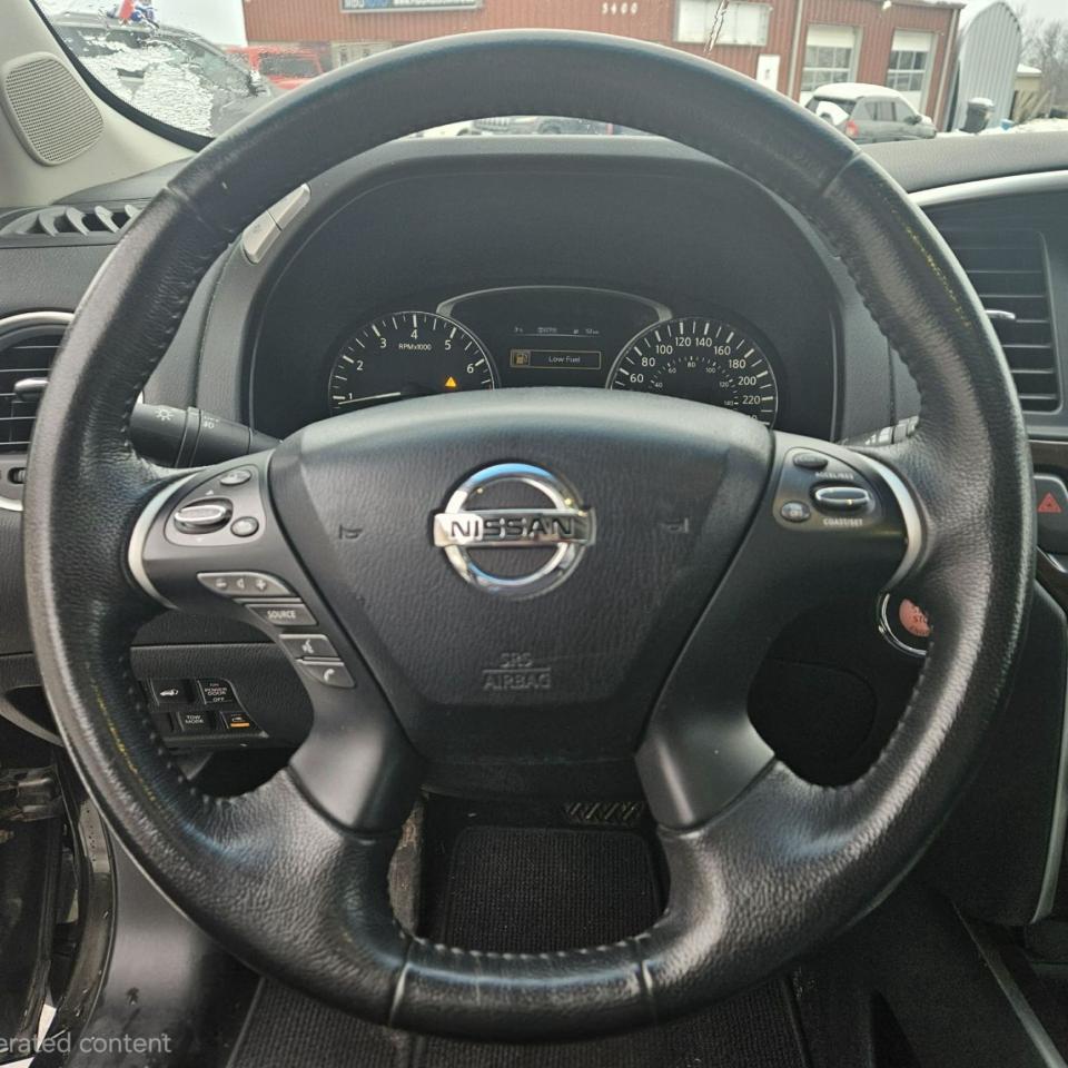 2015 Nissan Pathfinder SV Photo