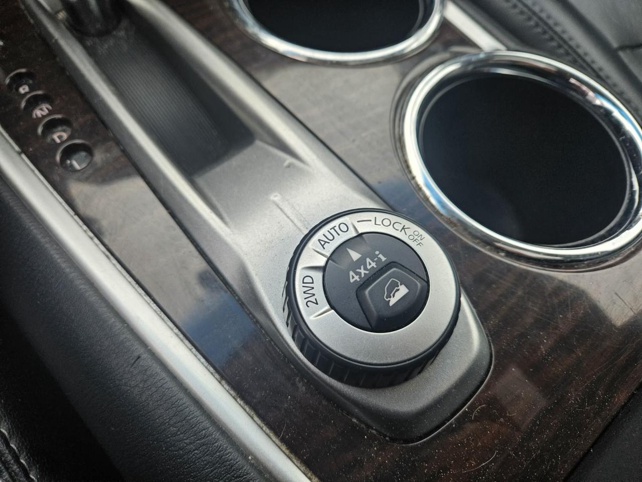 2015 Nissan Pathfinder SV Photo