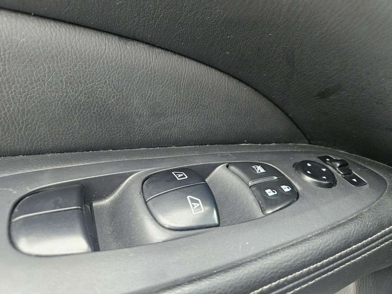 2015 Nissan Pathfinder SV Photo